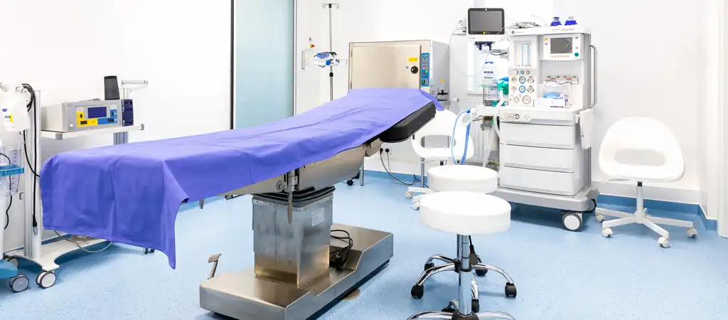 A Dream on Med modern plasztikai műtője Sopronban, sebészeti berendezésekkel és steril kék műtőlepedővel előkészítve a beavatkozásra.