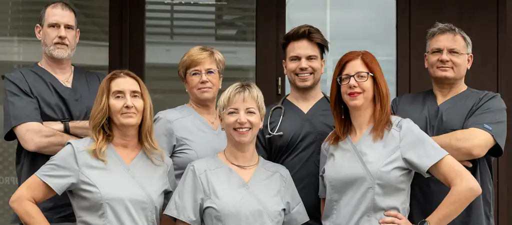 A Dream on Med soproni plasztikai sebészeinek csoportképe orvosi egyenruhában, mosolyogva állnak a klinika előtt.